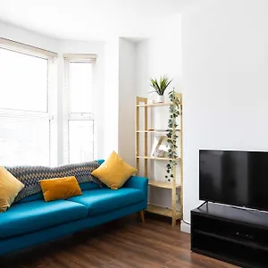 - 3 Bed Cosy Terrace - Hip And Trendy Ormeau Road Apartment